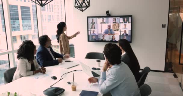在董事会中 各种各样的商人参加了虚拟会议 Ceo 商人和女商人通过视频电话与国际客户和投资者合作 讨论策略和交易 — 图库视频影像