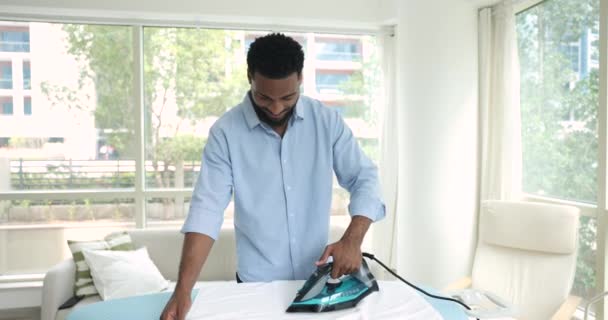Bonito Único Homem Africano Camisa Azul Casual Sozinho Sala Estar — Vídeo de Stock