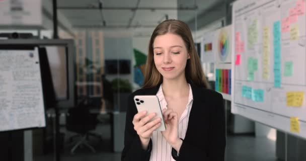 Hermosa Mujer Negocios Utilizando Teléfono Inteligente Oficina Moderna Sonrisa Compartir — Vídeos de Stock