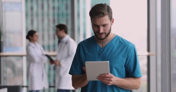 Der Männliche Allgemeinmediziner Blauer Uniform Mit Digitalem Tablet Kommuniziert Distanziert — Stockvideo