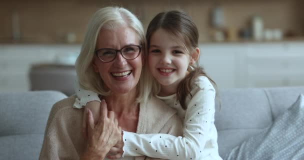 Küçük Sevgi Dolu Torun Yaşlı Mutlu Büyükannesine Sarılıyor Kameraya Bak — Stok video