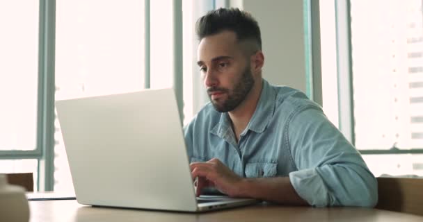 Красивий Усміхнений Іспаномовний Чоловік Сидить Столом Використовуючи Ноутбук Інформацію Про — стокове відео
