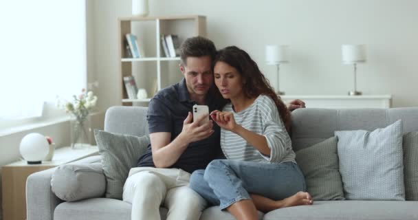 Fröhliche Junge Ehepartner Verbringen Ihre Freizeit Hause Auf Der Couch — Stockvideo