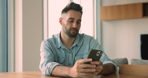 Bonito Homem Hispânico Sentar Mesa Sala Estar Com Telefone Celular — Vídeo de Stock