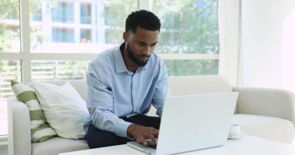 Homem Africano Irritado Mal Humorado Sente Estressado Enquanto Trabalha Laptop — Vídeo de Stock