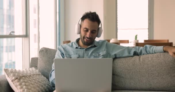Sorrindo Hispânico Único Homem Ter Vídeo Chamada Falar Usando Laptop — Vídeo de Stock