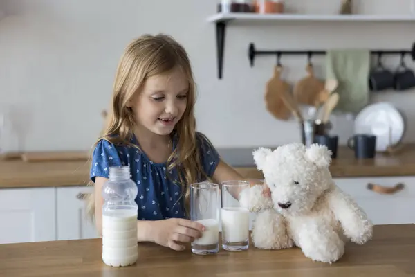 Όμορφο Κοριτσάκι Χύνεται Δύο Ποτήρια Γάλα Ρόφημα Για Την Ίδια Εικόνα Αρχείου