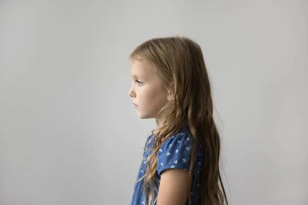 Πλευρικό Προφίλ Δείτε Σοβαρό Κοριτσάκι Στέκεται Πάνω Από Γκρι Φόντο Εικόνα Αρχείου