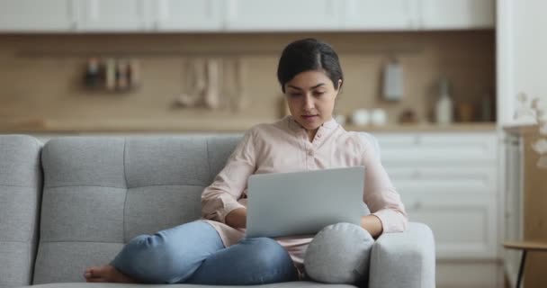 Skupiona Młoda Indyjska Freelancerka Pracująca Domu Odpoczywająca Kanapie Komputerem Pisząca — Wideo stockowe