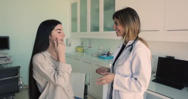 Duas Mulheres Latinas Paciente Clínica Clínico Geral Discutem Plano Tratamento — Vídeo de Stock