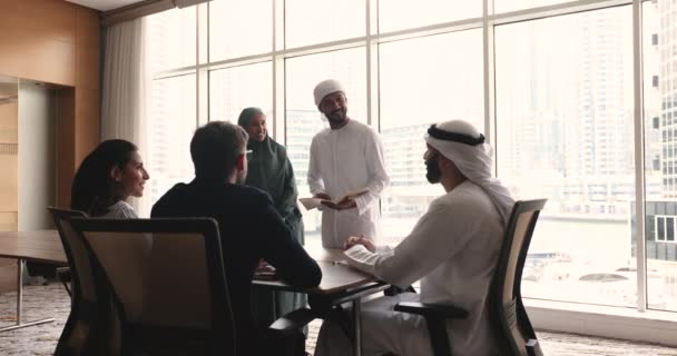 五位商人 跨国小组 身着传统服装的穆斯林同事和客户在会议室进行谈判 参加情况介绍会 审查工作成果 进行规划 分享业务战略 — 图库视频影像