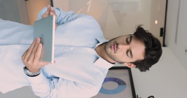 Milenyum Spanyol Işadamı Ofiste Dijital Tablet Kullanıyor Müşteriye Mektuplar Gönderiyor — Stok video