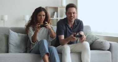 Heyecanlı İspanyol çift hafta sonlarını evde geçirir. Kanepeye oturur, modern teknolojiyi kullanır, birlikte eğlenir, oyun oynar, internette bilgisayar oyunu oynar, kaygısız eşler internet yarışmasının keyfini çıkarırlar.