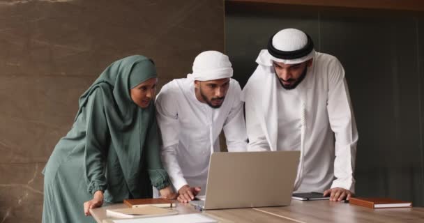 Арабські Бізнесмени Традиційному Вбранні Працюють Ноутбуці Офісі Дивляться Екран Комп — стокове відео