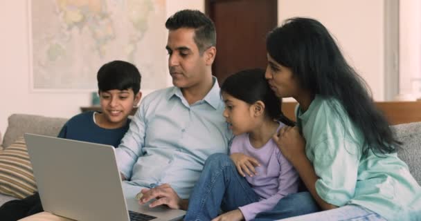 Індійська Сім Дітьми Робить Покупки Онлайн Дивані Використовує Ноутбук Вибирає — стокове відео