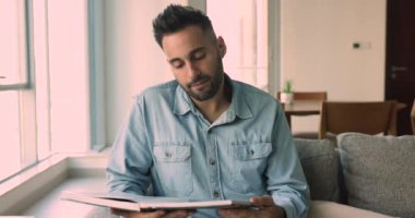 Genç, İspanyol, bekar bir adam elinde kitapla kanepede oturuyor. İlgileniyor gibi görünüyor. Hafta sonları evde favori edebiyatla eğleniyor. Geliştirme, büyüme, yeni mesleki bilgi edinme, hobi