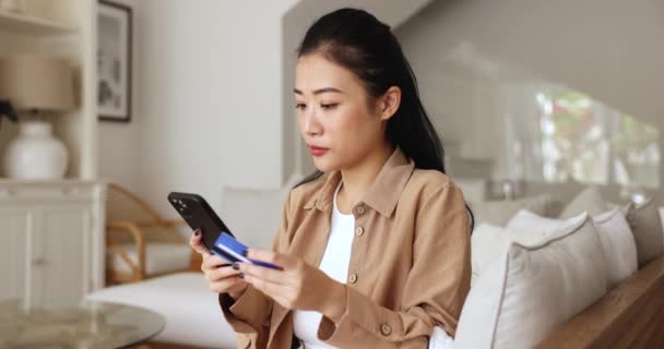 Азиатская Женщина Пытается Оплатить Через Электронный Банк Помощью Карты Телефона — стоковое видео
