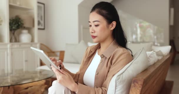 Asian Woman Sit Sofa Using Tablet Choose Goods Make Order — Stock Video