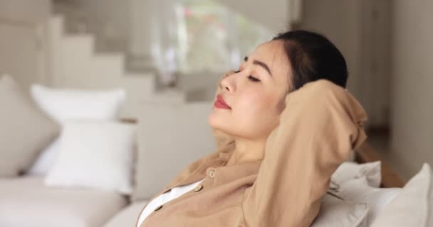 클로즈업 사이드 평온한 아시아 여자는 시간을 쿠션에 기대어 Exhale 스마트 — 비디오