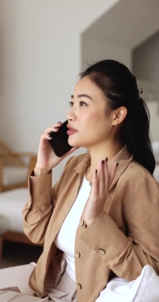 Mladá Žena Odpočívající Pohovce Mluvící Smartphonu Vertikální Pohled Bezstarostná Žena — Stock video