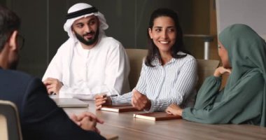 Genç kendine güvenen Brezilyalı iş kadını, takım lideri, şirket patronu çok kültürlü yatırımcılar veya müşterilerle yapılan müzakerelerde konferans odasında bir araya geldi. İş, yatırımlar