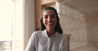 Çevrimiçi müzakere etkinliği, ortaklarla telekonferans, işi video konferans uygulaması kullanarak çözmek. Webcam görüntüsü güzel Brezilyalı iş kadını görüntülü konuşma. Etki, sosyal medya simgesi