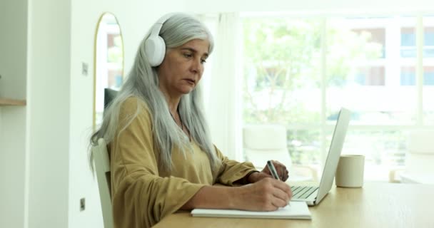 Mulher Sênior Atraente Fones Ouvido Sentar Mesa Com Laptop Fazer — Vídeo de Stock