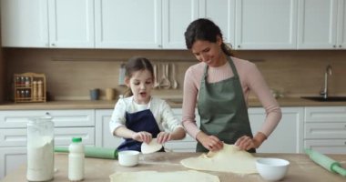 Genç, sevgi dolu bir anne, küçük 6 'lı kızına hamur hazırlamayı öğretir, mutfakta birlikte kahvaltı hazırlar. Güzel bir kız ve anne önlük giyer aile yemeği için ev yapımı börek yaparlar. Bilgiyi paylaş, aşkım