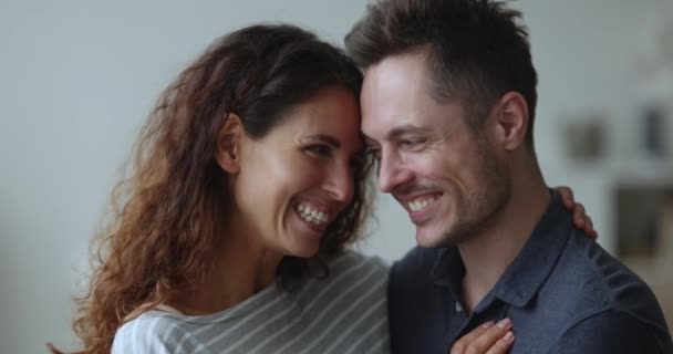 Nahaufnahme Portrait Fröhliches Ehepaar Blickt Die Kamera Millennial Hispanische Ehepartner — Stockvideo