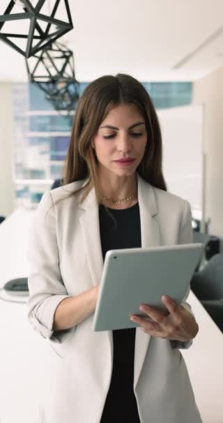 Jonge Succesvolle Zakenvrouw Kantoormedewerker Houdt Digitale Tablet Staande Een Moderne — Stockvideo