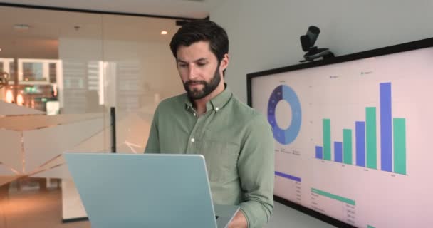 Analytiker Brainstorming Arbetar Laptop Stå Mot Skärmen Visar Färgglada Cirkeldiagram — Stockvideo