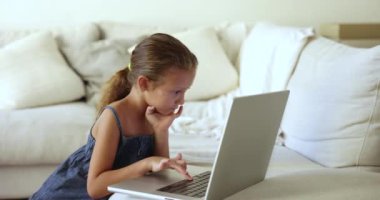 Tatlı küçük kız internette boş zaman geçirir, dizüstü bilgisayar kullanır, yeni uygulamalar öğrenir, yaratıcı hobilerden zevk alır, internette yetenekler geliştirir, oyun oynar ya da web sitesinden bilgi seçer. Genç nesil Alfa modern teknolojiyi kullanıyor.