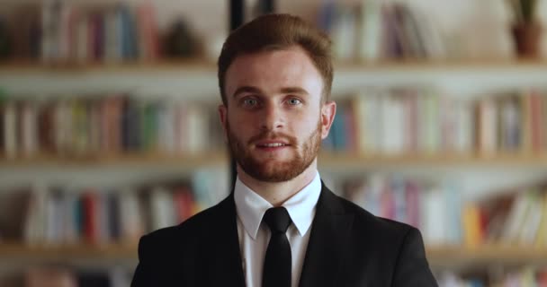 Der Junge Und Ehrgeizige Kaukasische Geschäftsmann Mit Dem Roten Kopf — Stockvideo