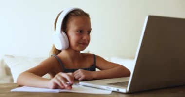 Sevimli 6 'lı kızlar öğretmenleriyle çevrimiçi derslere katılıyorlar, notlar alıyorlar, egzersiz yapıyorlar, kitap yazıyorlar, öğretmenlere konuşma metinleri yazıyorlar, bilgisayar ve video çağrı uygulamaları kullanıyorlar. Gen Z eğitimi, anaokulu hazırlık dersi