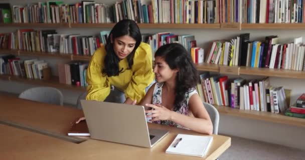 Unga Indiska Lagkamrater Som Arbetar Tillsammans Med Bärbar Dator Mentor — Stockvideo