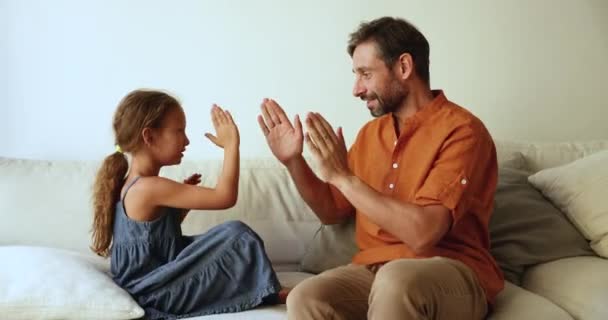 행복한 유치원 소파에 성숙한 사랑하는 아버지와 케이크 게임을 케어프리 패밀리 — 비디오