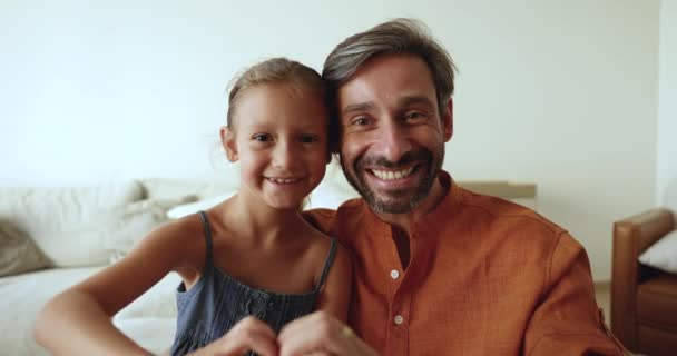 행복한 소녀와 사랑하는 성숙한 아버지는 카메라에 상징을 보여주는 손가락에 합류했다 — 비디오