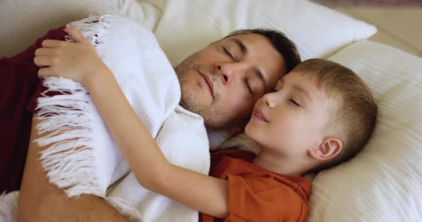 Vedere Aproape Mic Fiul Drăguț Tatăl Matur Dormind Împreună Timpul — Videoclip de stoc