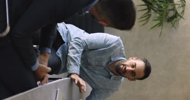 히스패닉 사업가 클라이언트와 공식적인 대화를 책상에 사항을 사무실에서 직장에서 팀워크에 — 비디오
