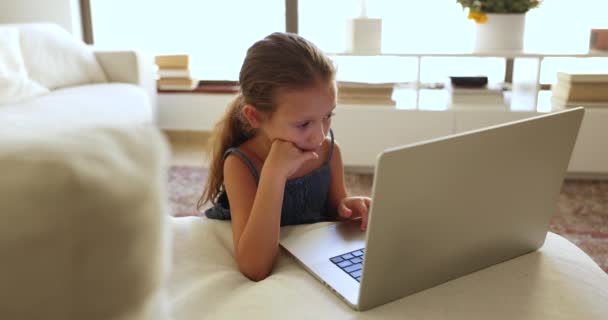 Χαριτωμένο Κοριτσάκι Περνούν Δωρεάν Χρόνο Σαββατοκύριακο Στο Διαδίκτυο Χρησιμοποιώντας Φορητό — Αρχείο Βίντεο