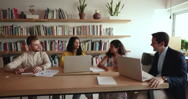 Négy Különböző Alkalmazott Dolgozik Laptopon Beszélgetnek Véleményeket Osztanak Meg Ötleteket — Stock videók