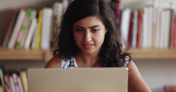 近距离拍摄漂亮的印度妇女工作或学习使用笔记本电脑 把目光投向一边 思考创造性的任务 准备论文 思考对客户的答复 在无线计算机上输入消息 工作流程 — 图库视频影像