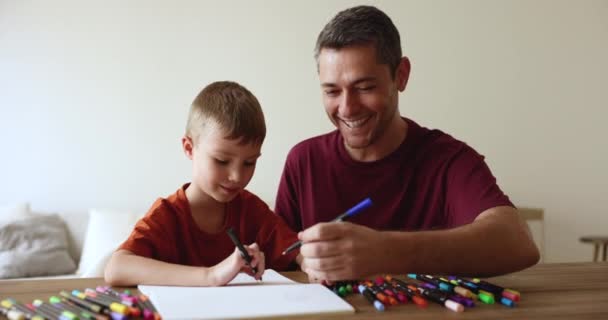 Pai Desenho Fotos Caderno Esboços Com Filho Bonito Idade Escolar — Vídeo de Stock