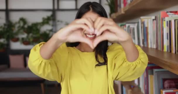 Yaşlardaki Güzel Hintli Kadını Kalp Sembolünü Parmaklarıyla Gösteriyor Gülümsüyor Kameraya — Stok video
