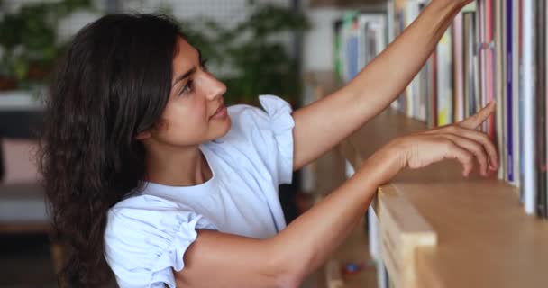 Jovem Atraente Estudante Busca Por Literatura Escolher Livros Preparar Para — Vídeo de Stock