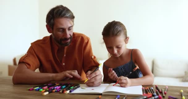 Papai Desenhando Fotos Papel Caderno Esboços Com Filha Pré Escolar — Vídeo de Stock