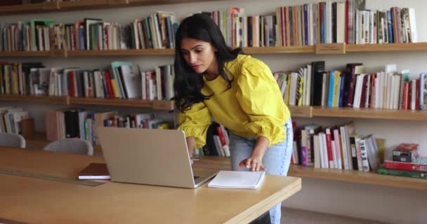 Ελκυστική Νεαρή Ινδή Που Στέκεται Στο Γραφείο Και Εργάζεται Φορητό — Αρχείο Βίντεο