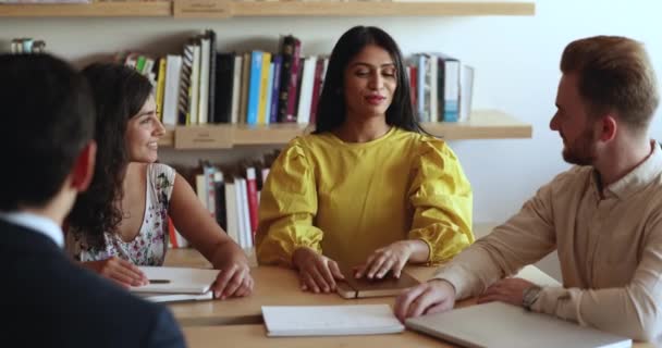有魅力的印度女领队在与多民族同事的会议上致辞 坐在现代会议室的办公桌前 解决商业问题 交流思想和创造性意见 集思广益 — 图库视频影像