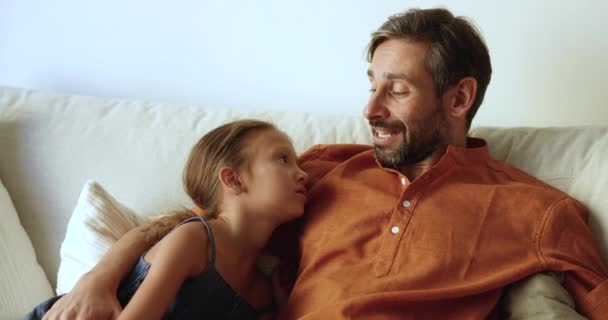 Kærlig Far Føre Behagelig Samtale Sidder Sofaen Med Lille Datter – Stock-video
