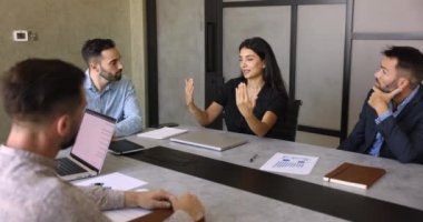 İş kadını şirket eğitimini yönetiyor, müşterilerle görüşüyor, yatırımcılarla görüşmeler konferans odasında toplandı. Takım dinlemesi, kendine güvenen patronun konuşması, görüşlerini ya da fikirlerini paylaşıyor.